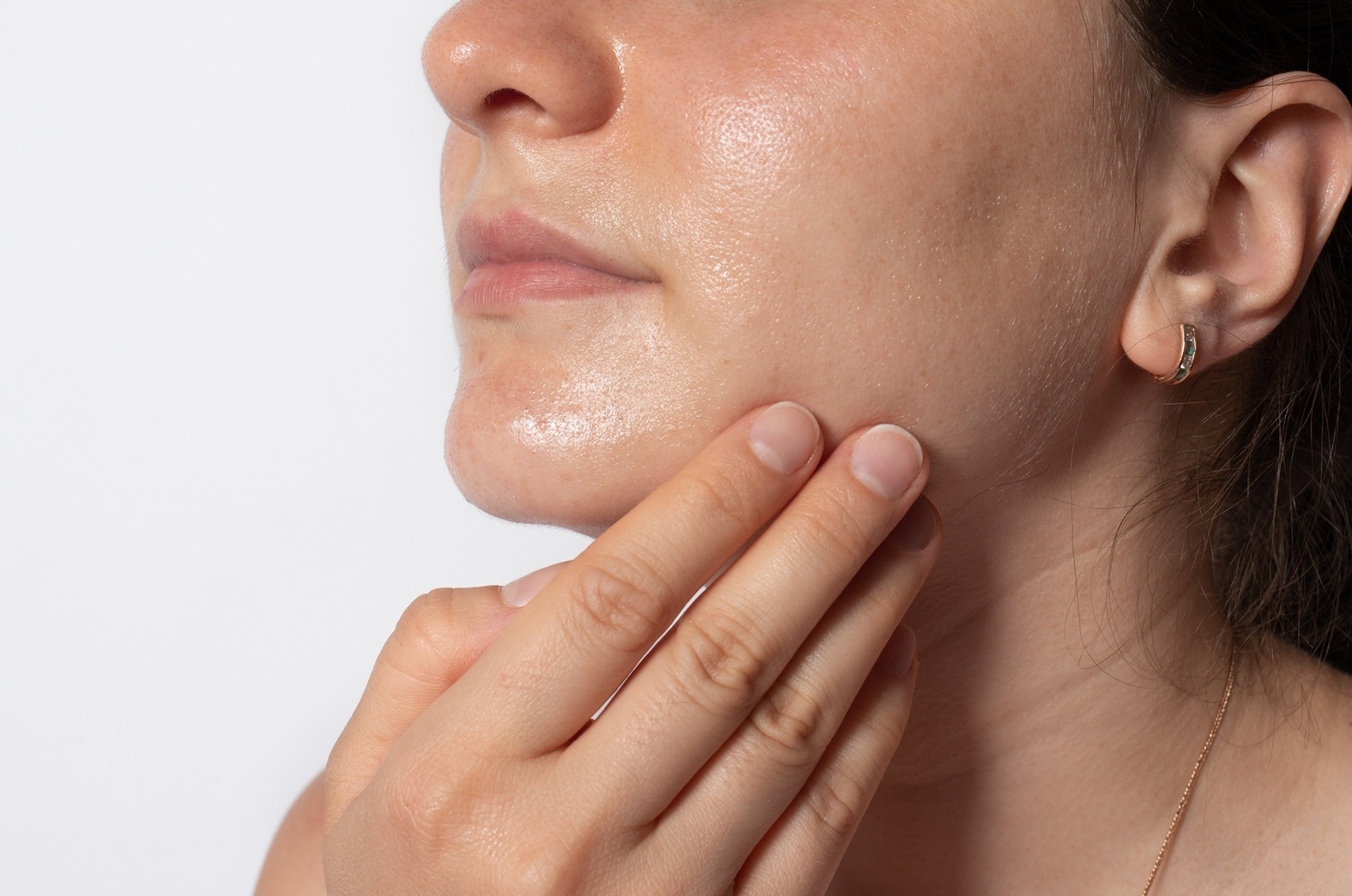 Czy skóra tłusta potrzebuje nawilżenia?