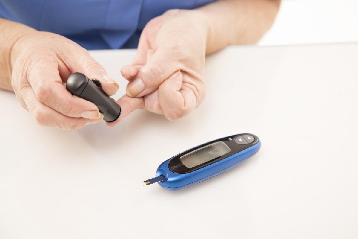 Glukometr niezbędny dla cukrzyka. Dlaczego warto mieć go zawsze w zasięgu ręki?