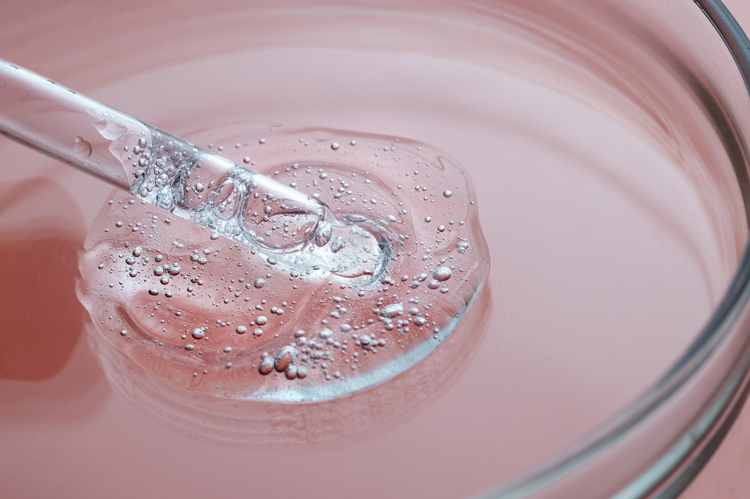 Kwasy AHA, BHA i PHA – jak włączyć je do pielęgnacji?