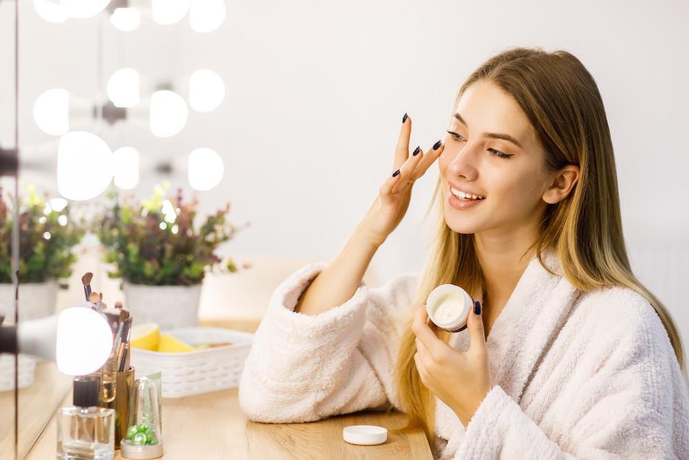 Letnie must have w kosmetyczce – w co warto się zaopatrzyć?
