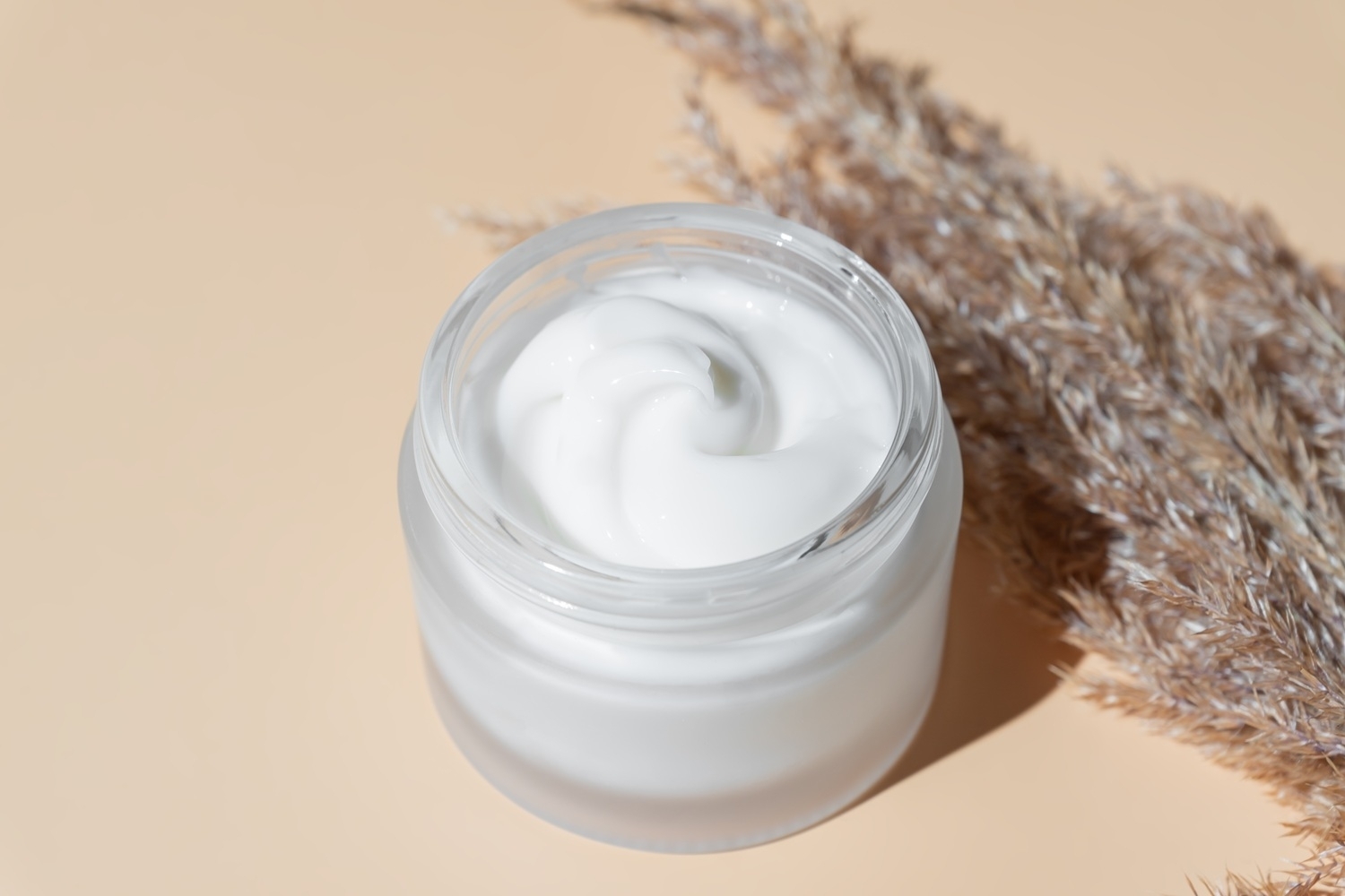 Najlepsze kremy z kwasem hialuronowym - ranking polecanych produktów