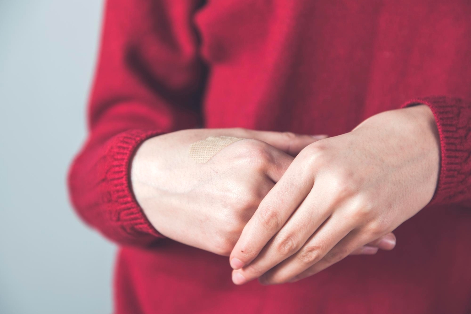 Pękająca skóra na dłoniach - jak temu zapobiec?