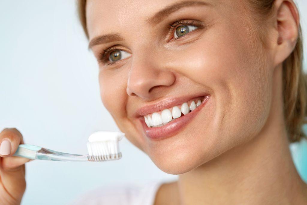 Prawidłowa higiena jamy ustnej. Jaką szczoteczkę i pastę do zębów wybrać?
