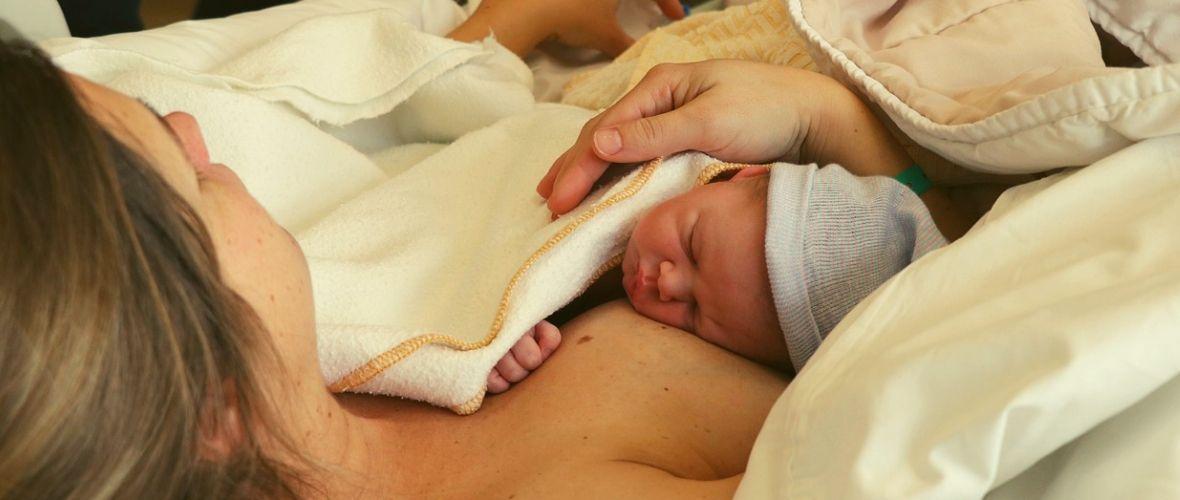dziecko leżące na mamie