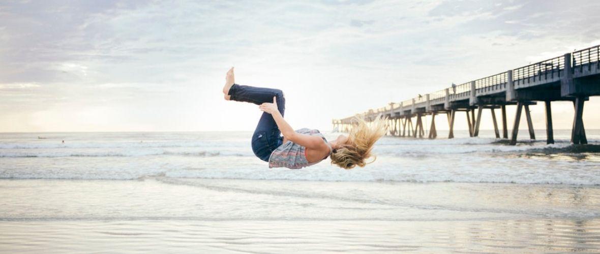 skacząca dziewczyna nad morzem